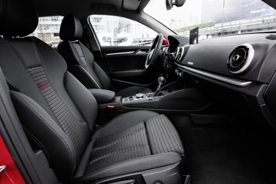 Интерьер Audi A3 Sportback 2.0 TFSI (8V) 2016 года  (WW) (фото 6 из 19)
